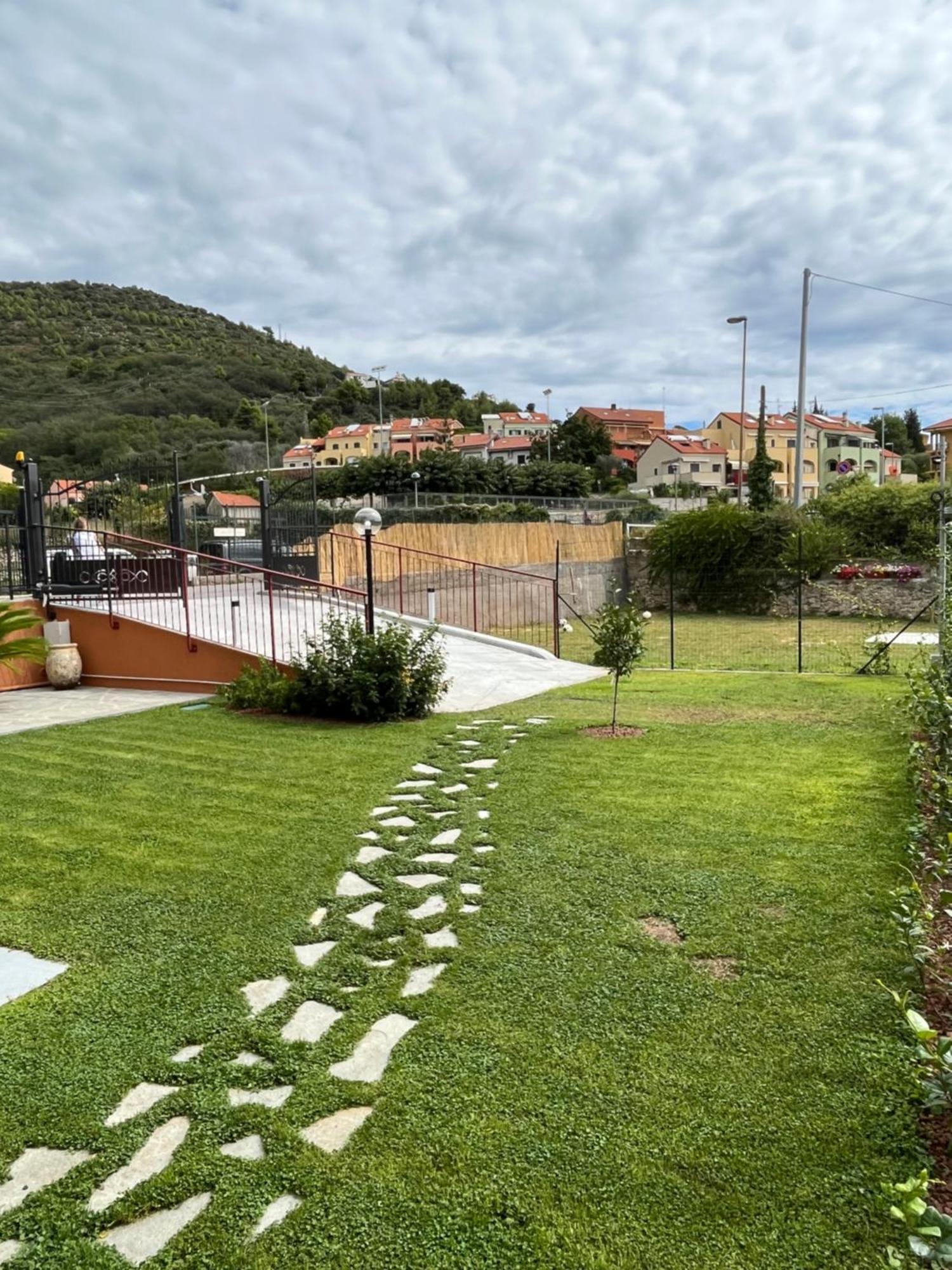 La Casa Del Gallo Pietra Ligure Bagian luar foto